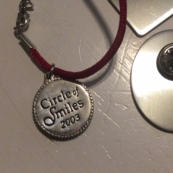 American Girls choker and 8 pins - Picture 4 of 15